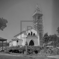 Moreira de Cónegos. Igreja paroquial com torre sineira em construção