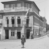Rua  Paio Galvão vista do Toural. Em destaque loja de A. Martins Pereira (sucessor de Costa Braga)