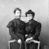 Duas mulheres em estúdio fotográfico