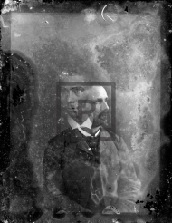 PTRMGMRCFMS102 - Sobreposição. Atelier de Martins Sarmento, Rua do Poço (actual Largo Martins Sarmento), entre 1868 e 1876. Negativo em colódio sobre placa de vidro, 8,5×11 cm