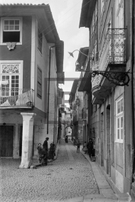 PTRMGMRCFM0357 - Rua de Santa Maria vista da Praça da Oliveira, entre 1910 e 1928. Negativo em gelatino-brometo de prata sobre placa de vidro, 13×18cm.  Colecção de Fotografia da Muralha.