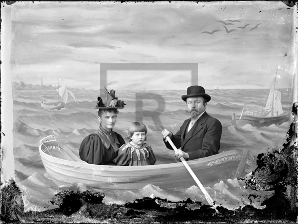 Família num cenário com barco e mar
