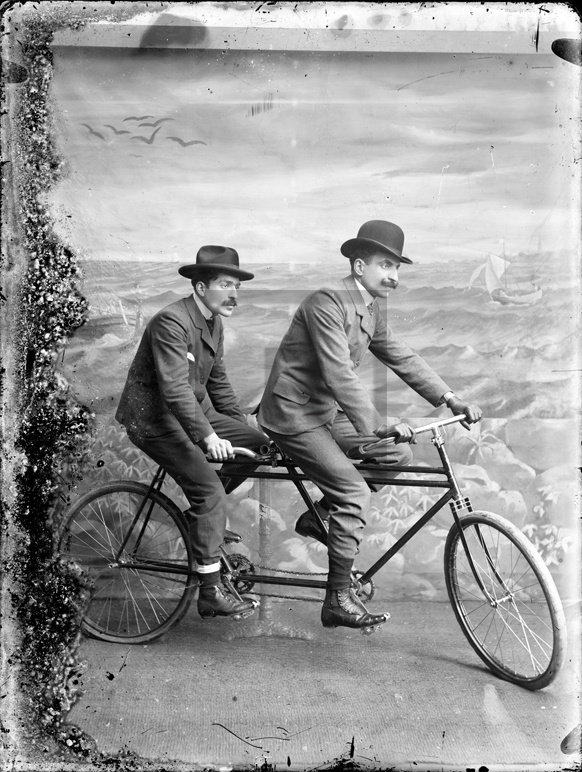 Homens numa bicicleta em estúdio fotográfico