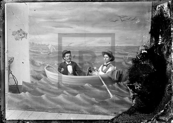 Dois homens num cenário com barco e mar