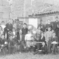 Professor com grupo de alunos do 2º grau da escola oficial da Oliveira