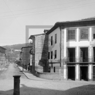 Rua Dr. José Sampaio. À direita aparece a casa aonde nasceu Martins Sarmento