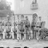 Grupo de sargentos, cabos e soldados de artilharia de montanha da 
