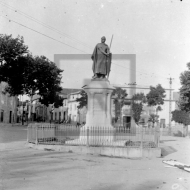 Praça D. Afonso Henriques. Estátua de Afonso Henriques