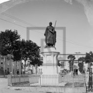 Praça D. Afonso Henriques. Estátua de Afonso Henriques
