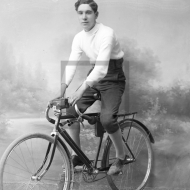 Homem numa bicicleta em estúdio fotográfico
