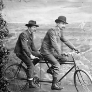 Homens numa bicicleta em estúdio fotográfico