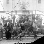 Grupo de militares (regimentos 20 e 16) na escadaria do Santuário de São Torcato