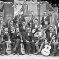 Grupo de músicos em cenário rural