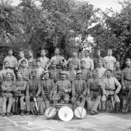 Grupo de militares (Regimento 1 e 16) com instrumentos musicais