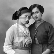 Duas mulheres em estúdio fotográfico